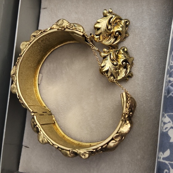 WHITING & DAVIS Bracelet and matching clip on screw bk earrings - Picture 12 of 12